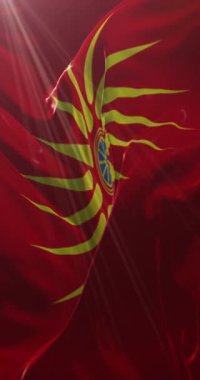 Makedon halkı bayrak sallıyor. Döngü. 4K Dikey