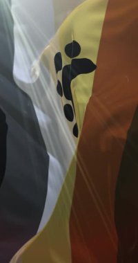 Uluslararası Ayı Kardeşliği Bayrak Dalgası. Döngü. 4K Dikey