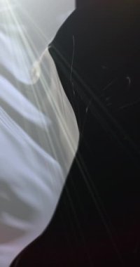 İtalya 'nın Ferrara şehrinin bayrağı. 4K dikey. Döngü