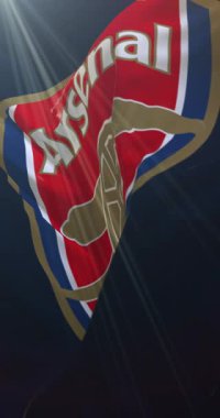 Arsenal Futbol Kulübü 'nün mavi bayrağı. 4K dikey. 11/04/2025