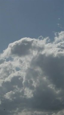 Mavi gökyüzünde hareket eden bulutlar. Zaman Süreleri