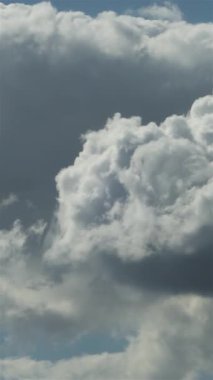 Gökyüzünde bulutlar oluşuyor. Zaman Süreleri