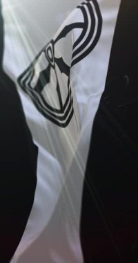 Osnabruck bayrağı, Aşağı Saksonya, Almanya. Döngü. 4K Dikey