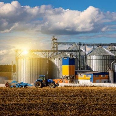 Tarım Siloları. Tahıl depolama ve kurutma tahıl, buğday, mısır, soya, ayçiçeği beyaz bulutlu mavi gökyüzüne karşı. Ekin depolama