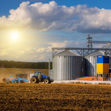 Tarım Siloları. Tahıl depolama ve kurutma tahıl, buğday, mısır, soya, ayçiçeği beyaz bulutlu mavi gökyüzüne karşı. Ekin depolama