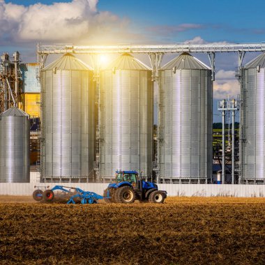 Tarım Siloları. Tahıl depolama ve kurutma tahıl, buğday, mısır, soya, ayçiçeği beyaz bulutlu mavi gökyüzüne karşı. Ekin depolama