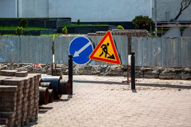 Yol işaretleri! Yollar kamyonlar ve trafik işaretleriyle çalışır. Yol kapatıldı ve trafik yasaklandı.