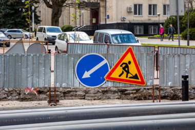 Yol işaretleri! Yollar kamyonlar ve trafik işaretleriyle çalışır. Yol kapatıldı ve trafik yasaklandı.