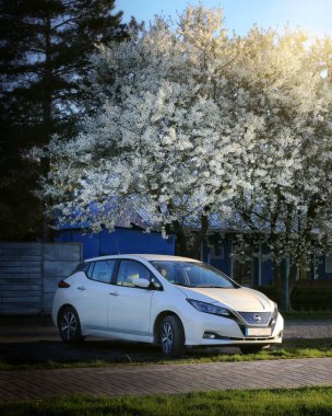 Kyiv. Ukrayna. 2 Mayıs 2023. Bahar günü Nissan elektrikli araba yaprağı.