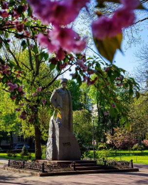 Khmelnytskyi. Ukrayna. 10 Mayıs 2023. Bir bahar günü şehir parkında Taras Shevchenko anıtı.