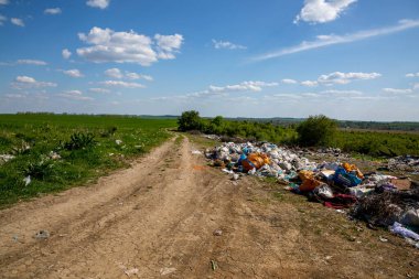 Toprağı kirleten açık hava çöplüğü..