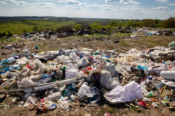 Toprağı Kirleten Açık Hava Çöplüğü — Stok fotoğraf