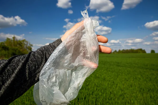 塑料袋放在绿地的背景上 垃圾方面的全球性问题 环境污染 — 图库照片