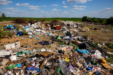 Kyiv. Ukrayna. 14 Mayıs 2023. Toprağı kirleten açık hava çöplüğü..