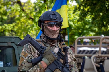 Kyiv. Ukrayna. 23 Mayıs 2023. Savaş alanında üniformalı Ukraynalı asker.