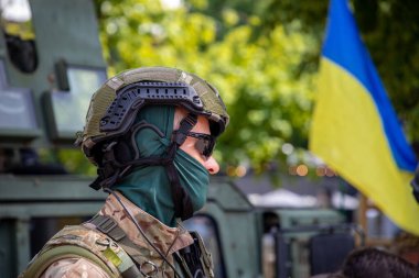 Kyiv. Ukrayna. 23 Mayıs 2023. Savaş alanında üniformalı Ukraynalı asker.