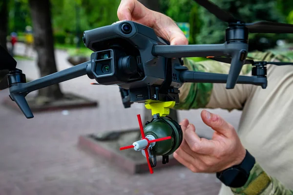 Στρατιώτες Συνδέουν Χειροβομβίδα Ανατινάξει Έναν Εχθρό Στρατιωτικό Drone Έννοια Χρησιμοποιώντας Φωτογραφία Αρχείου