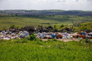Toprağı kirleten açık hava çöplüğü..