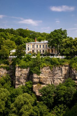 Bir yaz gününde Kamianets-Podilskyi şehrinin güzel mimarisi.