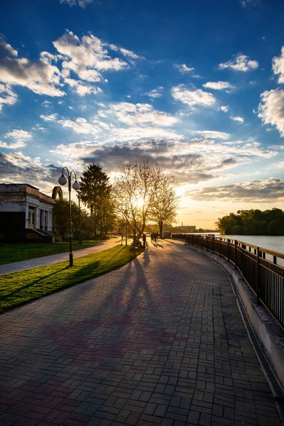 Khmelnytskyi. Ukrayna. 10 Mayıs 2023. Khmelnytskyi şehrinde akşam seti.