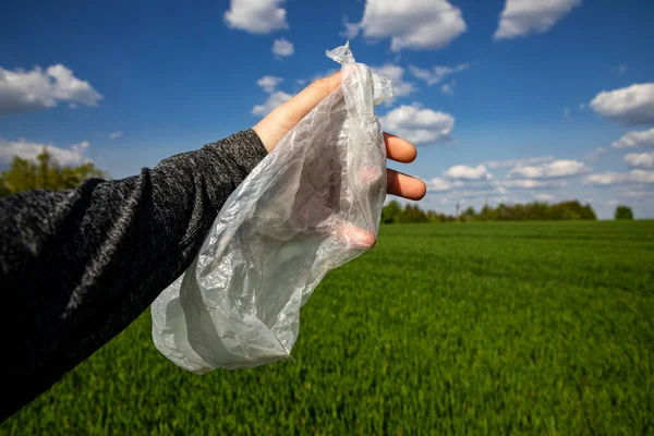 塑料袋放在绿地的背景上 垃圾方面的全球性问题 环境污染 — 图库照片