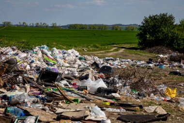 Kyiv. Ukrayna. 14 Mayıs 2023. Toprağı kirleten açık hava çöplüğü..