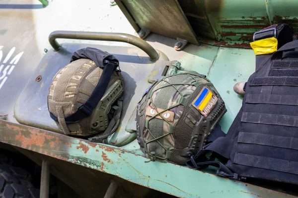 Ένα Στρατιωτικό Κράνος Ουκρανού Στρατιώτη Αλεξίσφαιρο Γιλέκο Θωρακισμένο Αυτοκίνητο Σημαία — Φωτογραφία Αρχείου