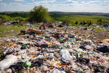 Kyiv. Ukrayna. 14 Mayıs 2023. Toprağı kirleten açık hava çöplüğü..