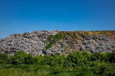 Şehrin dışındaki çöplük açık havada.