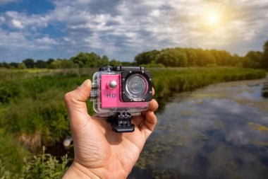 Koruyucu kutudaki kamera ellerinde..