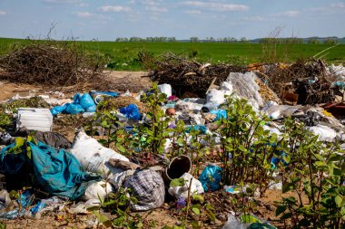 Toprağı kirleten açık hava çöplüğü..