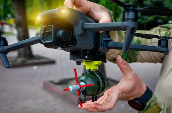 Soldaat Stropdassen Granaat Blazen Een Vijand Met Militaire Drone Concept Stockafbeelding