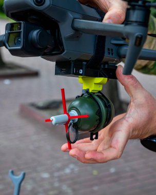 Asker bağları bir düşmanı askeri hava aracıyla havaya uçuruyor. Ukrayna 'daki akıllı savaşta kuadrokopterleri kullanma kavramı.