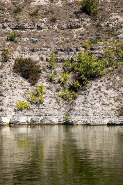 Dinyester Nehri Kanyonu ve kıyıları. Dinyester Kanyonu 'nun Kayaları.