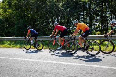 Kyiv. Ukrayna. 19 Ağustos. Yoldaki bisikletçiler 100 kilometrelik bir bisiklet yarışına katılıyor..