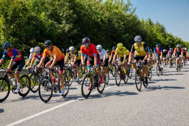 Kyiv. Ukrayna. 19 Ağustos. Yoldaki bisikletçiler 100 kilometrelik bir bisiklet yarışına katılıyor..