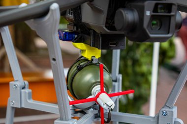 Bombalı bir dron. Akıllı savaşta kuadrokopterleri kullanmak. İnsansız hava araçlarıyla bombalama. Ukrayna 'da modern savaş.