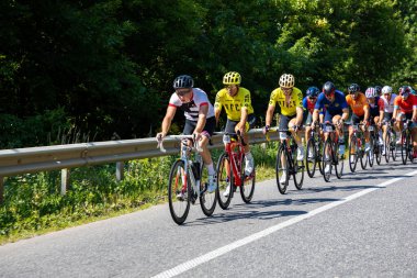 Kyiv. Ukrayna. 19 Ağustos. Bağımsızlık Gününden önce bisiklet yarışı sırasında bir grup profesyonel bisikletçi
