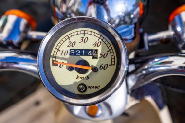 Bir scooter ve açık gökyüzünün altındaki hız göstergesi. İtalya 'da motosikletle seyahat etmek..