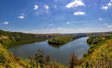 Dinyester Nehri Kanyonu ve kıyıları. Dinyester Kanyonu 'nun Kayaları.