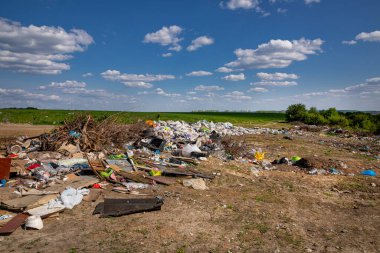 Toprağı kirleten açık hava çöplüğü..