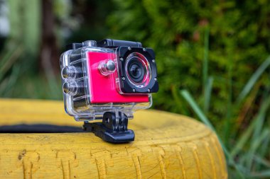 Dinamik videolar çekmek için koruyucu bir kutuda aksiyon kamerası.