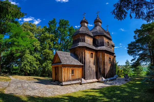 Ukrayna 'da eski ahşap bir kilise. Kilisesi olan kırsal bir yer. Zinkiv köyündeki tahta Kazak Ukrayna Kilisesi.