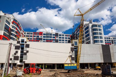 Yeni bir evin yapımında üretim süreci. İnşaat alanında vinç kaldırma