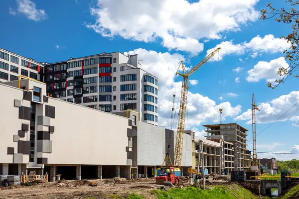 Yeni bir evin yapımında üretim süreci. İnşaat alanında vinç kaldırma