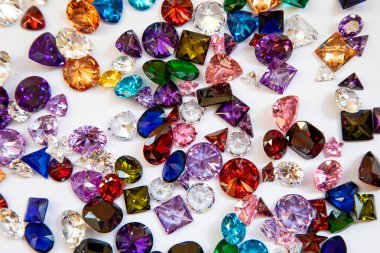 Renkli mücevher taşlarının arka planı. Mücevherler için yapay taşlar.