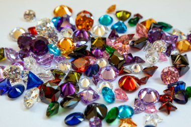 Renkli mücevher taşlarının arka planı. Mücevherler için yapay taşlar.