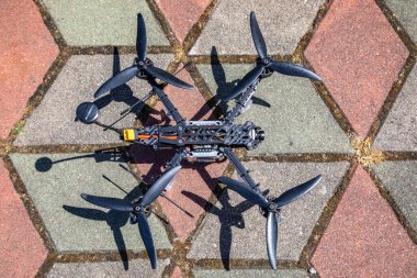 Uzaktan kumandalı FPV uçağı. Ukrayna 'da modern savaşta kamikaze drone' u.