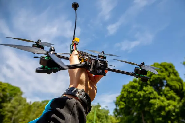 Uzaktan kumandalı FPV uçağı. Ukrayna 'da modern savaşta kamikaze drone' u.