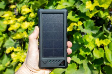 Güneş enerjisiyle çalışan bir güç bankası. Ekolojik güneş enerjisi.